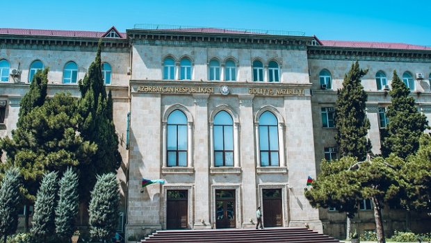 Ədliyyə Nazirliyinin idarə rəisi işdən çıxarıldı