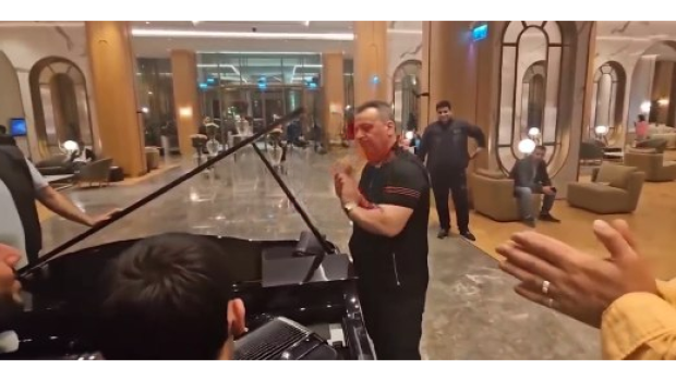 Millət vəkili Şuşada musiqiçilərlə birlikdə mahnı oxudu - VİDEO