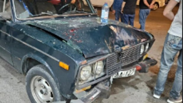 Şəkidə iki avtomobil toquşub, səki ilə hərəkət edən piyada xəsarət alıb - FOTO
