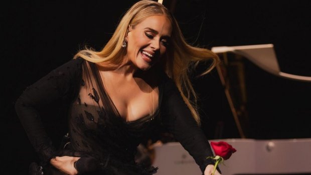 Adelin konsertə bu libası geyinməsi başına DƏRD açdı - FOTO