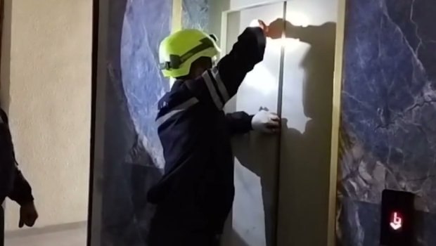 Masazırda liftdə qalan 2 nəfər XİLAS OLUNDU - VİDEO 