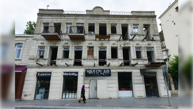 Bakının mərkəzində 135 yaşı olan binanın bir hissəsi uçub - FOTO