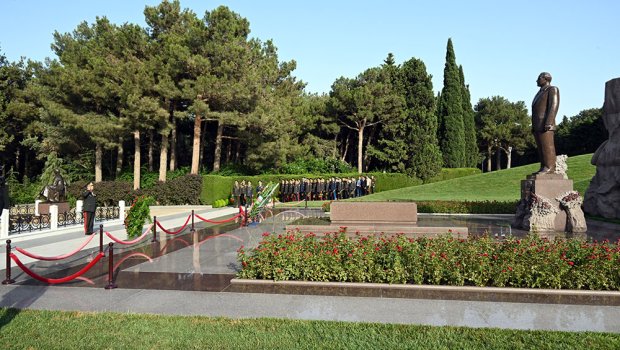 Silahlı Qüvvələr Günü münasibətilə Ulu Öndərin və şəhidlərimizin məzarları ziyarət olunub - FOTO/VİDEO