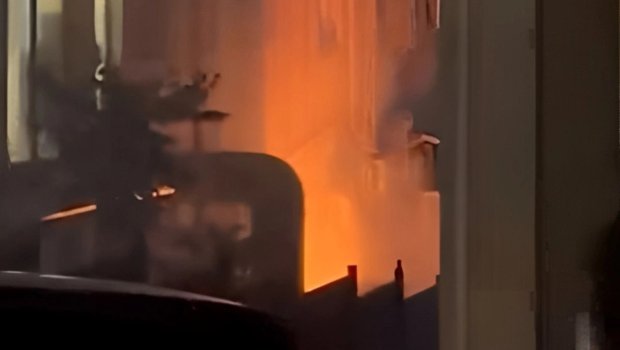 Bakıda yaşayış binasının həyətində generator PARTLADI: Yanğın başlayıb