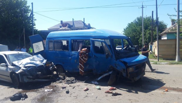Biləsuvarda mikroavtobusla avtomobil toqquşdu: 12 yaralı – VİDEO 