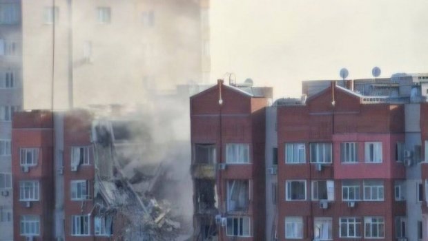 Ruslar Dneprdə yaşayış binasını raketlə VURDULAR - FOTO/VİDEO 