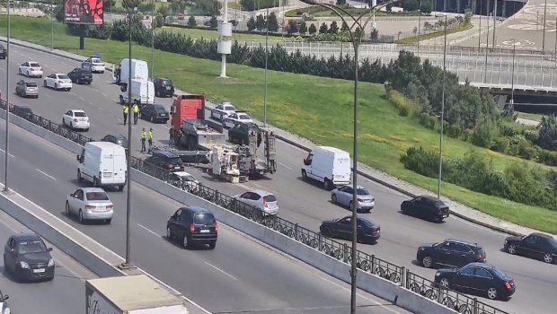 Bakıda inşaat texnikası evakuatorun üzərindən yola aşdı – FOTO