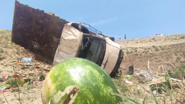 Şamaxıda yük maşını dərəyə AŞDI – Qarpızlar yola dağıldı – FOTO/VİDEO