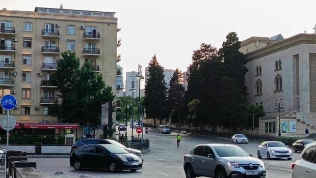 Bakıda məşhur restoranın qarşısındakı parklanma xaosu aradan qaldırıldı