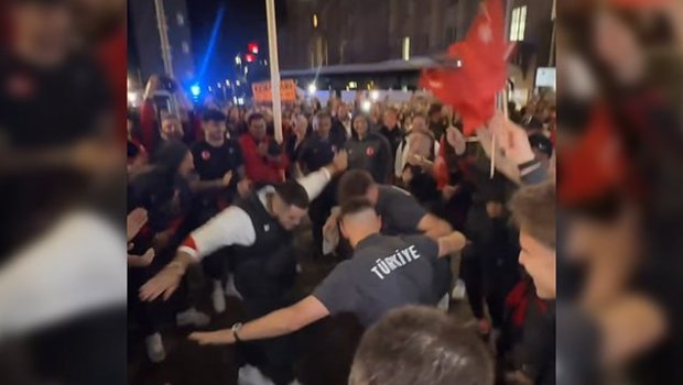 Türkiyəli futbolçular qələbəni azarkeşlərlə belə qeyd etdilər - VİDEO