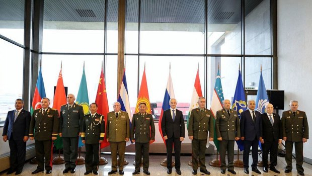 Zakir Həsənov Belarusda Azərbaycan hərbçilərinin də iştirak etdiyi paradı izlədi – FOTO