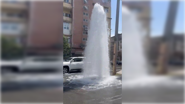 Xırdalanda küçədə su borusu partlayıb – VİDEO  