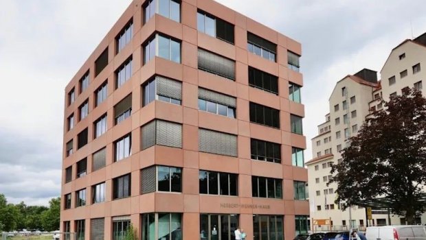 Almaniyada Şoltsun partiyasının qərargahı atəşə tutuldu