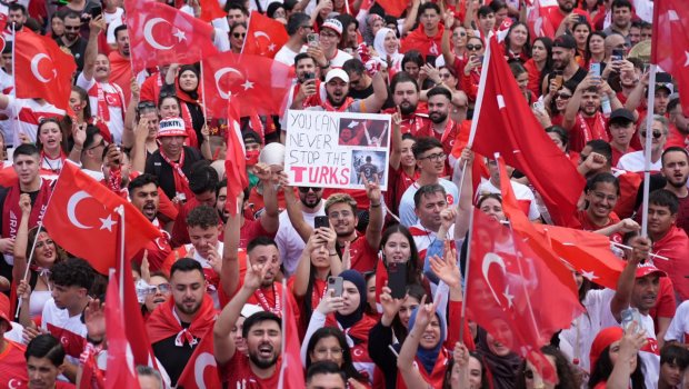 Berlin küçələrində türkiyəli azarkeşlərdən 