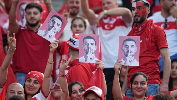 Berlin stadionunda türk azarkeşlərdən kütləvi “bozqurd” NÜMAYİŞİ - FOTO