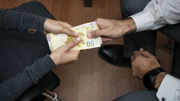 Niyə rüşvət verməyə meyilliyik? – Psixoloqdan MARAQLI AÇIQLAMA 