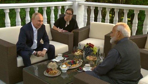Putin hindistanlı nazirlə çay süfrəsi arxasında söhbət edib