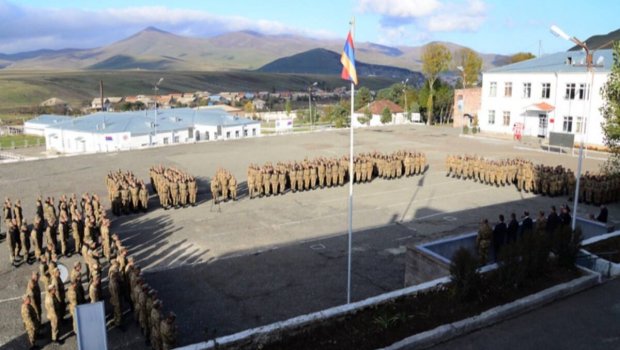 Ermənistanda mülki şəxslər hərbi hissəyə hücum etdilər