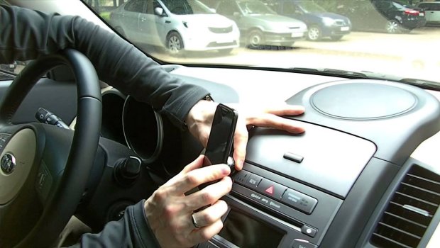 Qəza zamanı avtomobili saxlayıb hadisəni telefonla çəkən sürücülərə MÜRACİƏT