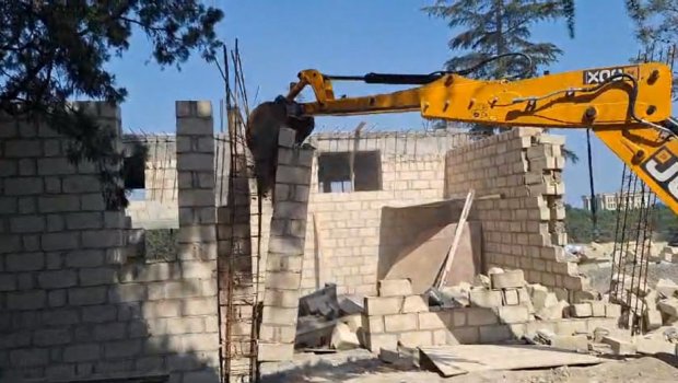 Gəncədə daha bir qanunsuz tikili söküldü – FOTO/VİDEO  