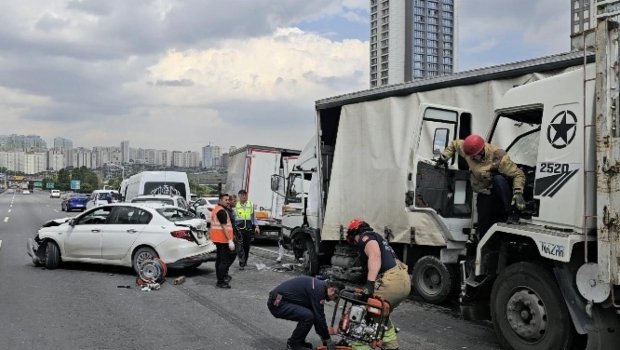 İstanbulda 10 maşın toqquşdu, yaralananlar var - FOTO
