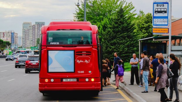 Avtobus dayanacağında avtomobil saxlayan sürücülər cəzalandırılacaq