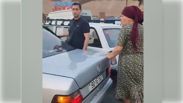 Bakıda mübahisə edən sürücülərdən biri digərinə bıçaqla hücum etdi - VİDEO