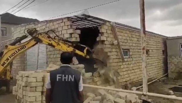 Hökməli qəsəbəsində qanunsuz tikili söküldü - FOTO