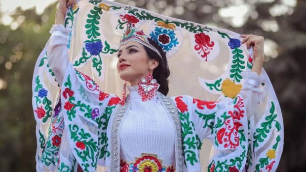 Tacikistan qadınlarına daha bir geyim qadağası