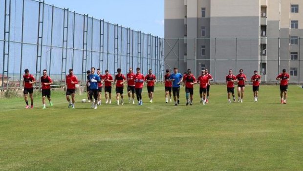 “Araz-Naxçıvan” “Qarabağ”la oyuna 1 itki ilə hazırlaşır
