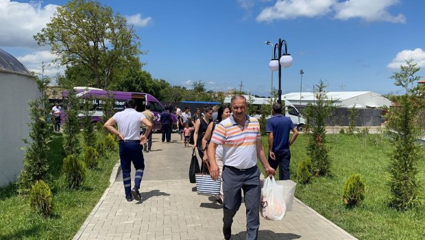 21 ailəlik köç karvanı Şuşaya çatdı, açarlar təqdim edildi - FOTO