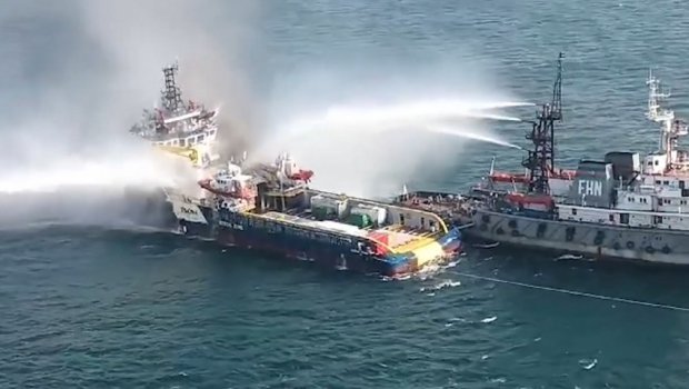 Xəzərdə gəmidə baş vermiş yanğının söndürülməsi prosesi davam etdirilir - VİDEO