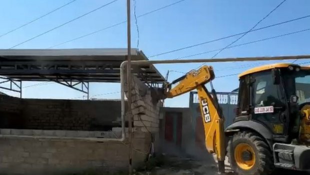 Masazırda daha bir qanunsuz tikili söküldü &ndash; FOTO/VİDEO