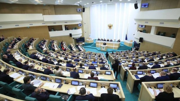 Rusiyada deputat parlamentdə həbs olundu