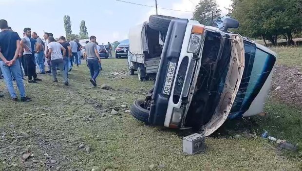 Qaxda ağır qəza: Qadın sərnişin xəsarət aldı - FOTO/VİDEO