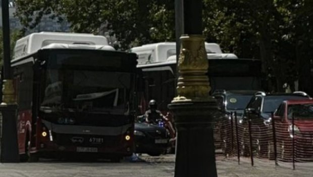 Sərnişin avtobusu şəhər mərkəzində çuxura düşdü - FOTO