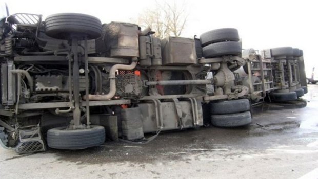 Bakıda iki &ldquo;KamAz&rdquo; toqquşdu - Xəsarət alan var