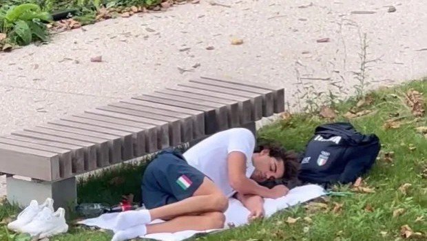 Paris-2024: Şəraitdən narazı Olimpiya mükafatçısı parkda yatdı