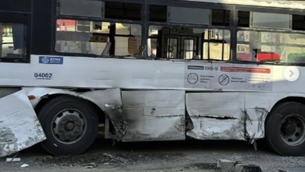 Bakıda avtobus QƏZASI &ndash; Yaralananlar var &ndash; FOTO/VİDEO