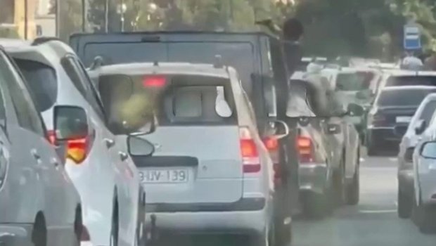 Bakıda maşından insanlara silah göstərən şəxslə bağlı RƏSMİ AÇIQLAMA &ndash; &ldquo;Tapança oyuncaqdır&rdquo; - FOTO