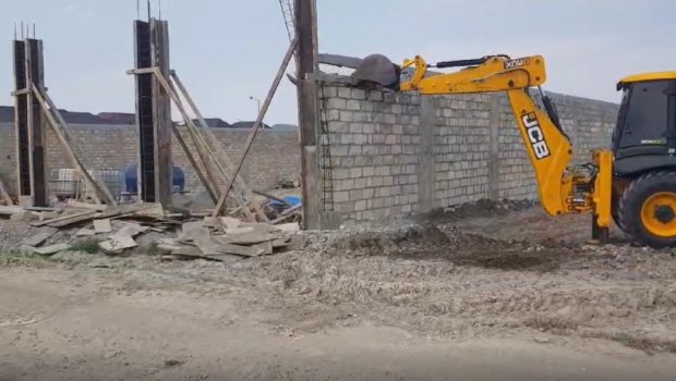 Gəncədə daha bir qanunsuz tikili söküldü &ndash; FOTO/VİDEO