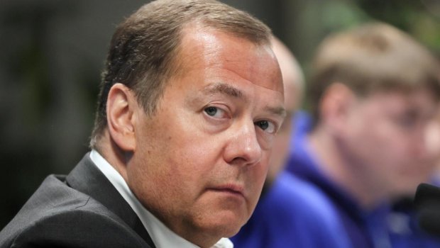 Medvedev alman revanşistlərini rus tankları ilə HƏDƏLƏDİ