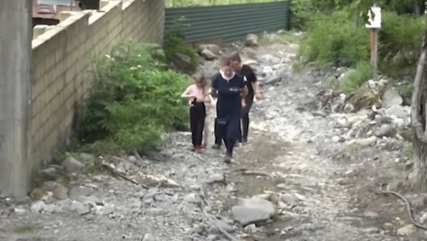 Oğuzda sel yolu dağıdıb &mdash; VİDEO