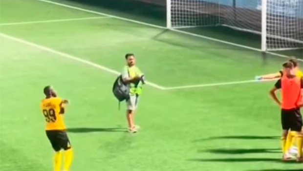 “Neftçi”nin futbolçusu azarkeşlərinə əşya atdı - VİDEO