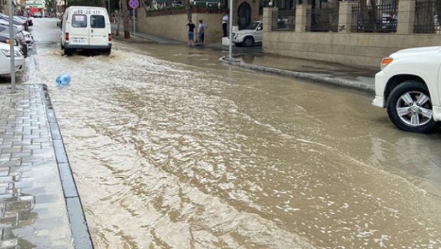 Badamdarda su borusu partladı, küçəni su basdı &ndash; FOTO/VİDEO 