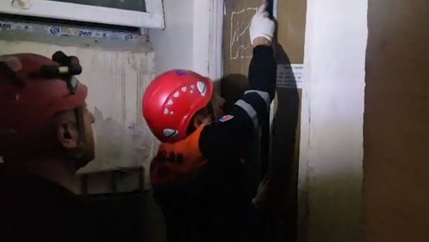 Liftdə köməksiz qalanlar belə xilas edildi &ndash; VİDEO 