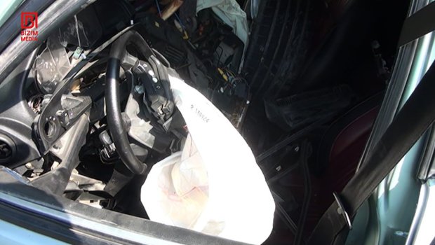 Qəbələdə &ldquo;BMW&rdquo; ağaca çırpıldı, ölən var &ndash; FOTO