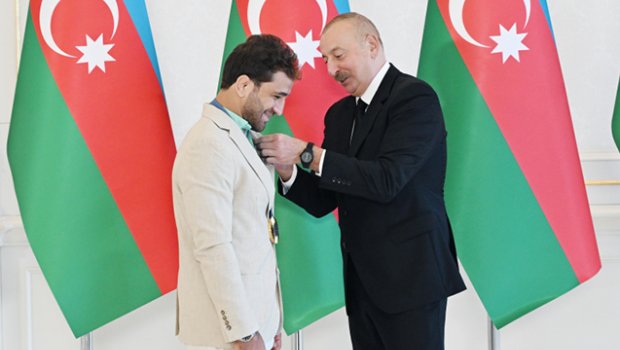 İlham Əliyevin idmançıları təltif etdiyi görüntülər - VİDEO