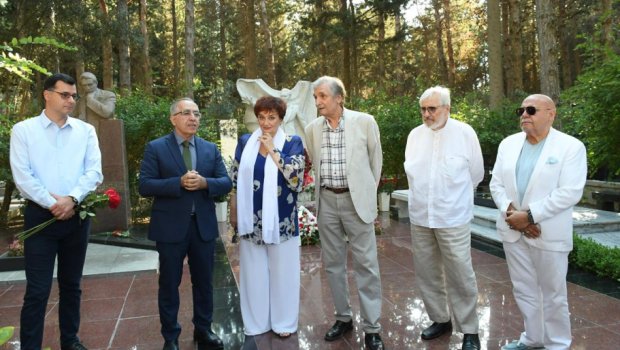 Müslüm Maqomayevin doğum günündə məzarı ziyarət edildi - FOTO
