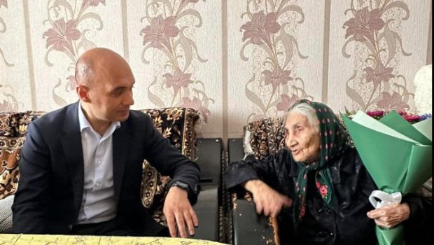 Qaya Məmmədov namizəd olduğu dairənin ən yaşlı sakini ilə görüşdü - FOTO
